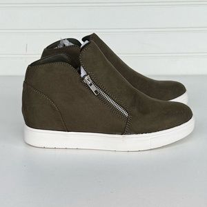 NEW CUSHIONAIRE Women's 8 Hart Hidden Wedge Sneaker Shoe Suede Zip Closure Olive
